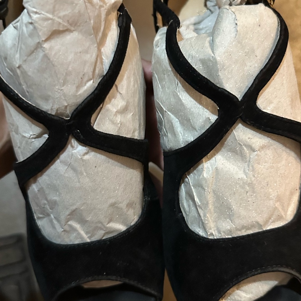 Liliana Black Heels with Gold Platform - Picture 4 of 9